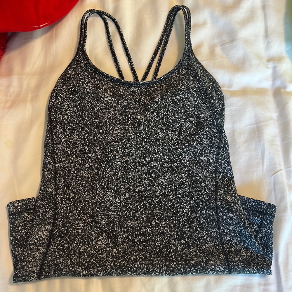 Size 4 lululemon top never worn!